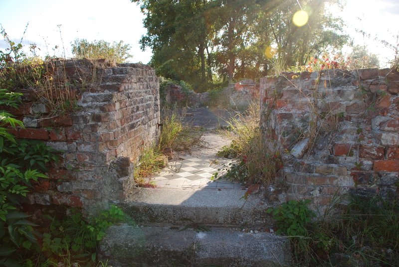 Aktuelle Fotos der Stadt Küstrin / Kostrzyn - Die Schloßkaserne Die Schloßruine - Blick in einen Raum **