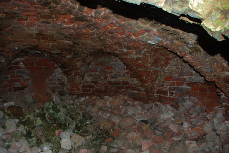 Aktuelle Fotos der Stadt Küstrin / Kostrzyn - Die Schloßkaserne Die Schloßruine - Eingestürzte Kellergewölbe **