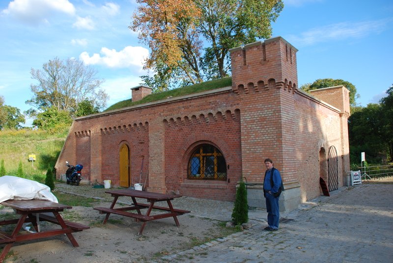 Aktuelle Fotos der Stadt Küstrin / Kostrzyn Ehemalige Altstadt & Festung - Kietzer Tor mit Sitzgelegenheiten **