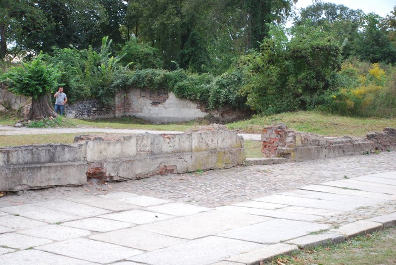 Aktuelle Fotos der Stadt Küstrin / Kostrzyn - Altstadt Ehemalige Altstadt & Festung - Gehweg und Hausruine in der Kietzer Straße **