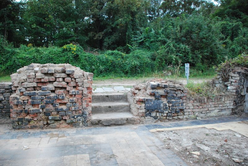 Aktuelle Fotos der Stadt Küstrin / Kostrzyn Ehemalige Altstadt & Festung - Ruine mit Fliesenboden in der Berliner Straße, Blick zur Straße **