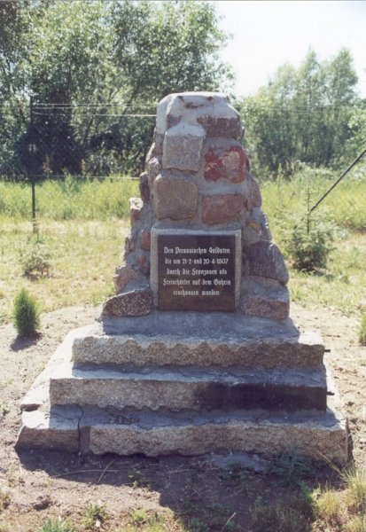 Aktuelle Fotos der Stadt Küstrin / Kostrzyn Oderinsel / Artilleriekaserne - Gedenkstein auf der Insel *1