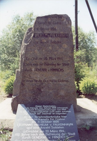 Aktuelle Fotos der Stadt Küstrin / Kostrzyn - Die Oderinsel/Artilleriekaserne Oderinsel / Artilleriekaserne - Gedenkstein für Leutnant von Falkenhayn *1