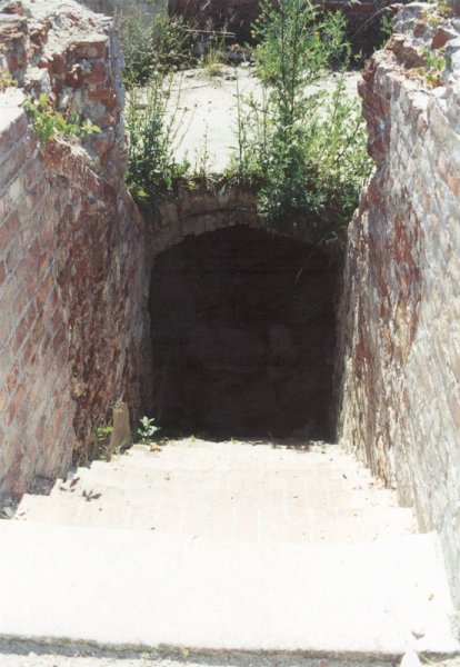Aktuelle Fotos der Stadt Küstrin / Kostrzyn Die Schloßruine - Sanitärräume in der Schloßruine Küstrin *