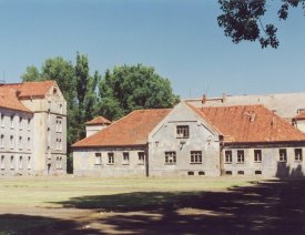 Artilleriekaserne I *1 - Hof der Kaserne des Feld-Artillerie-Regimentes 54. In diesem Zustand wurde die 1903 eigeweihten Gebäude von der Roten Armee zurückgelassen.