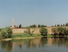 Bastion König mit sowjetischem Obelisk * - Blick über die Oder zur Bastion König, der Obelisk wurde 2008 abgerissen.