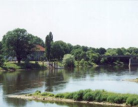 Blick von der Festung Küstrin zur Artilleriekaserne *1 - Blick von den Festungswällen Richtung Artilleriekaserne