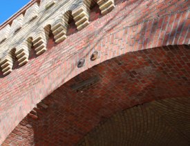 Berliner Tor - Halterung der Oberleitung der Straßenbahn ** - Das sanierte Berliner Tor Ende 2009. Detailaufnahme des Rundbogens mit der Halterung der Oberleitung für die Straßenbahn.