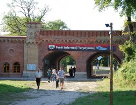  Das sanierte Berliner Tor, von der Berliner Straße aus gesehen ** - Das  sanierte Berliner Tor 2009 mit einem Teil der Berliner Straße. Blick  stadtauswärts. Hinter den beiden Fenstern links befindet sich das Museum  der Stadt. Wir verlassen nun die Altstadt und Fahren einmal aussen herum zum Kietzer Tor.