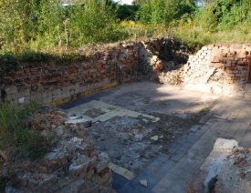 Ruine in der Berliner Straße mit Fliesenboden ** - Diese komplett freigelegte Ruine - die ehemalige Fleischerei Boksch - finden Sie - wenn  Sie die Altstadt durch das Berliner Tor betreten - nach wenigen Metern  auf der linken Seite. Blick von der Straße aus in die Ruine.