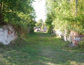 Kirchgasse ** - Blick durch die Kirchgasse, im Hintergrund ist das Kreuz in der Ruine der Pfarrkirche zu erkennen.