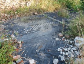 Reste des Parkettbodens ** - Der  gleiche Raum, wie auf dem letzten Bild. Diese Aufnahme stammt jedoch  von September 2009. Von den erhaltenen Parkettstücken ist keine Spur  mehr zu finden. Ich denke nicht, dass diese Innerhalb von 10 Jahren  restlos verrottet sind, wenn Sie vorher schon über 50 Jahre der  Witterung ausgesetzt waren. Sie werden wohl eher Opfer von  Souvenir-Jägern geworden sein.