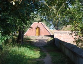 Eingang auf der Bastion Philipp ** - Nun befinden wir uns kurz vor der bereits restaurierten Bastion Philipp.