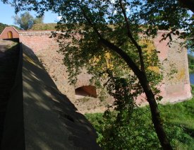 Blick vom Festungswall zur Bastion Philipp ** - Ein Teil der Aussenansicht der Bastion Philipp an der Oder.