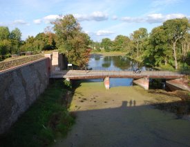 Bastion Philipp - Blick zur Brücke am Kietzer Tor ** - Blick von der Bastion Philipp auf den Festungsgraben und die Brücke am Kietzer Tor.
