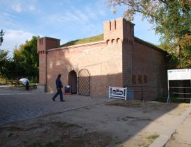 Kietzer Tor (östliche Seite) ** - Das Kietzer Tor von Brücke aus gesehen. Blick  stadteinwärts in die Kietzer Straße. Vergrößerte Ansicht des rechten  Flügels mit der Touristeninfo von Herrn Ahrend.