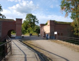 Blick von der Brücke zum Kietzer Tor ** - Das Kietzer Tor von Brücke aus gesehen. Blick stadteinwärts in die Kietzer Straße.