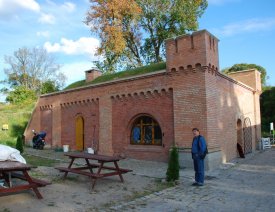 Kietzer Tor mit Sitzgelegenheiten ** - Noch einmal der Torflügel mit der Touristeninformation, nun von der Stadtseite aus gesehen. An der Stelle, an der jetzt die Bänke stehen, stand früher das Haus Kietzer Str. 159. Es gehörte der katholischen Kirchengemeinde. In diesem Haus wohnte mein Ur-Ur-Großvater zur Miete.