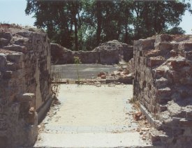 Blick durch das Hauptportal * - Ein Eingangsbereich mit gekacheltem Boden, Aufnahme Ende der 90er Jahre