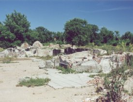 Der Schlosshof (Ruine) * - Ein Teil der nördlichen Seite des Hofes.