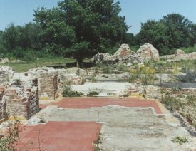 Die Schloßruine XI * - Raum mit erhaltenen Bodenfliesen