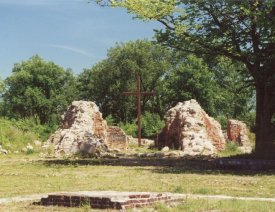 Ruine der Marienkirche (auch: Stadtpfarrkirche) * - Blick auf die Pfarrkirche (das schmale Mauerstück im  Vordergrund war der Turm). Auf dem Sockel vorn im Bild stand das Denkmal  für Markgraf Hans von Küstrin.