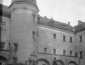 Der Hof im Schloss Küstrin *4 - Schlosshof mit Definportal und Denkmal. © Bildarchiv Foto Marburg, www.fotomarburg.de