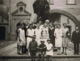 Gruppenbild der Verwaltungsmitarbeiter 1929 *5 - Gruppenbild der Mitarbeiter der Verwaltung (Festungskommandantur ?) im Schloßhof. Aufgenommen 1929.