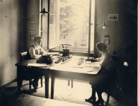 Büro im Schloß 1921 *5 - Büro im Nordflügel des Schlosses. Draussen sieht man die Schloßfreiheit mit einer Ecke des Kommandanturgebäudes. Aufgenommen am Mittwoch, den 18. Mai 1921.