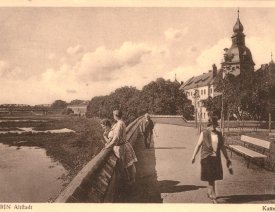 Spaziergänger auf der Bastion Brandenburg *1 - Im Hintergrund wieder das Schloss, rechts Bänke und die Grünanlage des Kattewalls auf der Bastion Brandenburg.