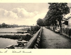Weg auf der Kurtine zwischen den Bastionen *1 - Links sieht man die Oder, rechts weitere Bänke und die Rückseite der Häuser in der Kietzer Straße. Der Blick ist in Richtung Bastion Brandenburg gerichtet, in der Oder sind die Boote der Fischer zu sehen.