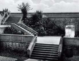 Aufgang zum Kattewall *1 - Die Treppen in der Webergasse wurden zusammen mit dem Kattewall errichtet. Rechts sieht man das Fischertor.