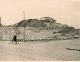 Schleifung des Hohen Kavaliers... - ... , gesehen von der Kurzen Dammstraße / Brückenstraße. An dessen Stelle wurde der Rosengarten errichtet. Privataufnahme vom Mai 1931.