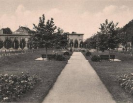 Der Rosengarten - Blick nach Nordwesten, die Häuser links gehören zur Schulstraße.