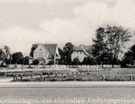 Blick nach Südosten... - ...im Hintergrund die Häuser der Brückenstraße und der Wallstraße.