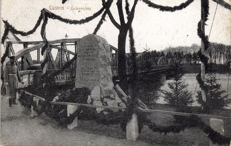 Historische Fotos von Küstrin Kasernen & Lazarette - Gedenkstein an der Odervorflut-Brücke *4