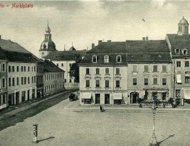 Nordseite des Marktplatzes *4 - Blick Richtung Schloß