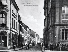 Blick in die Kommandantenstraße *1 - Rechts die Ecke des Rathauses.