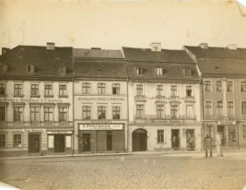 Markplatz 1893 *11 - Zu sehen ist die u.a. Bank Salomon Fürstenheim. Er war der erste Jude, der in Küstrin das Bürgerrecht bekam. Quelle: Sammlung Dietrich Wolff.