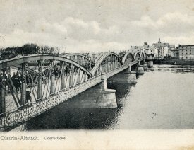 Parade auf der Oderbrücke - Im Hintergrund die Artilleriekaserne und die Malzfabrik.