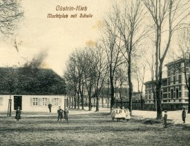 Marktplatz mit Kietzer Schule *2 - Der Markplatz existiert nicht mehr, heute ist dort das ehem. Bahngelände. Dort stand auch die Schule des Dorfes Kietz. Die Schule der Langen Vorstadt steht heute noch.