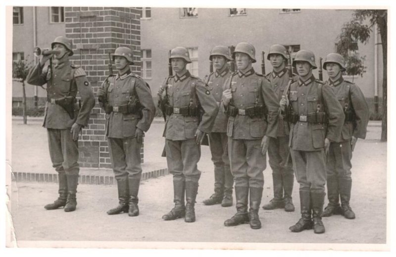 Historische Fotos von Küstrin - Kasernen und Lazarette: Die Kaserne des Infantrie-Regiments Nr. 50 (Stülpnagelkaserne) Kaserne des Infanterie-Regiments 50 (Stülpnagelkaserne) - Appell auf dem Gelände der Stülpnagelkaserne