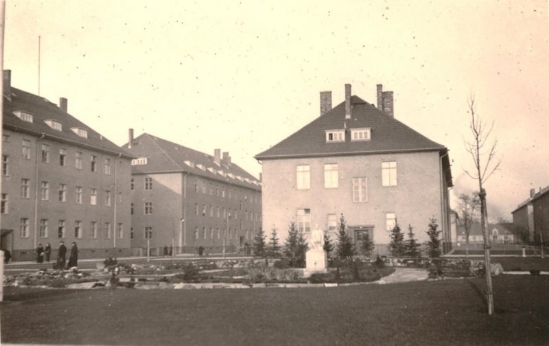 Historische Fotos von Küstrin - Kasernen und Lazarette: Die Kaserne des Infantrie-Regiments Nr. 50 (Stülpnagelkaserne) Kaserne des Infanterie-Regiments 50 (Stülpnagelkaserne) - Privataufnahme der Stülpnagelkaserne