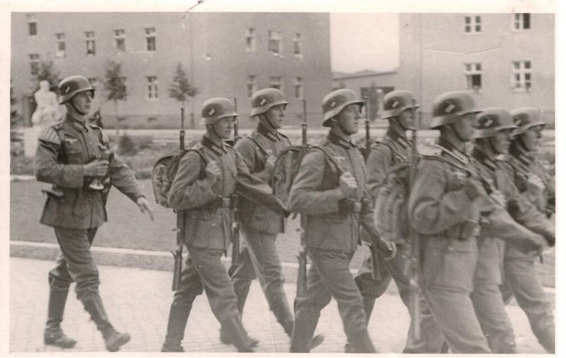 Historische Fotos von Küstrin Kaserne des Infanterie-Regiments 50 (Stülpnagelkaserne) - Soldaten marschieren in der Infanterie-Kaserne