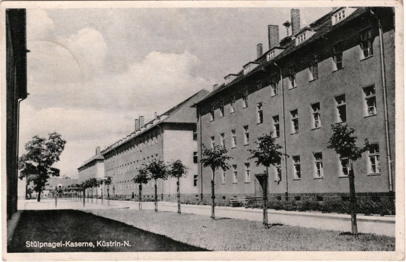 Historische Fotos von Küstrin - Kasernen und Lazarette: Die Kaserne des Infantrie-Regiments Nr. 50 (Stülpnagelkaserne) Kaserne des Infanterie-Regiments 50 (Stülpnagelkaserne) - Junge Bäume in der Stülpnagelkaserne