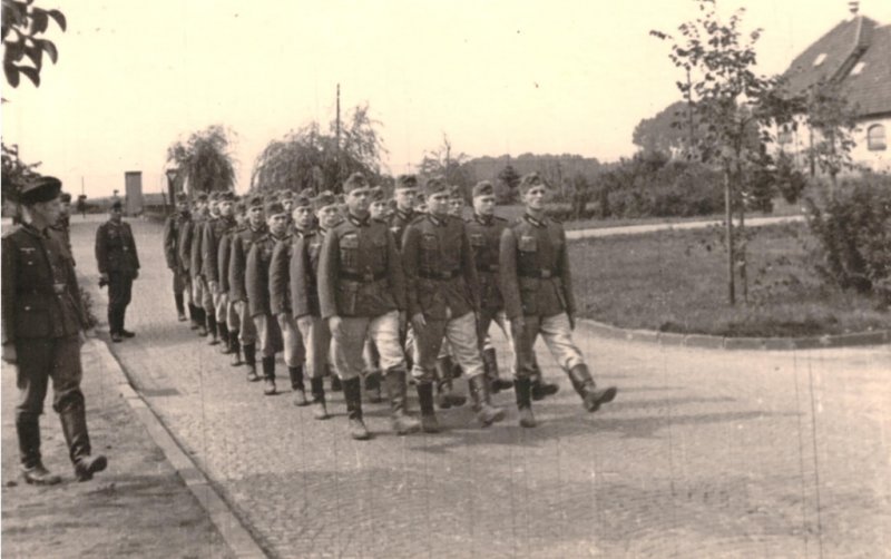 Historische Fotos von Küstrin - Kasernen und Lazarette: Die Kaserne des Infantrie-Regiments Nr. 50 (Stülpnagelkaserne) Kaserne des Infanterie-Regiments 50 (Stülpnagelkaserne) - Soldaten des Infanterie-Regiments 50