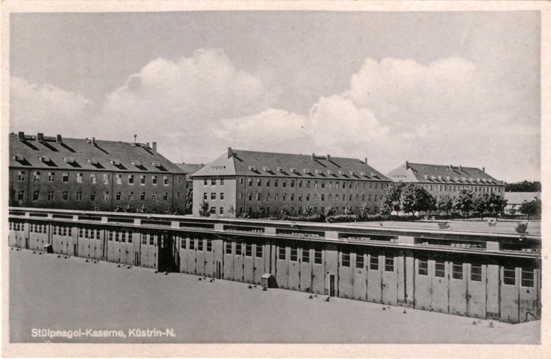 Historische Fotos von Küstrin Kaserne des Infanterie-Regiments 50 (Stülpnagelkaserne) - Kasernengebäude und Garagen