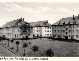 Platz mit Uhr auf dem Gelände der Infanteriekaserne