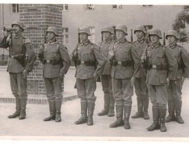 Appell auf dem Gelände der Stülpnagelkaserne - Im Hintergrund rechts erkennt man die Uhr vom vorigen Foto.