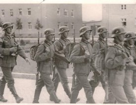 Soldaten marschieren in der Infanterie-Kaserne